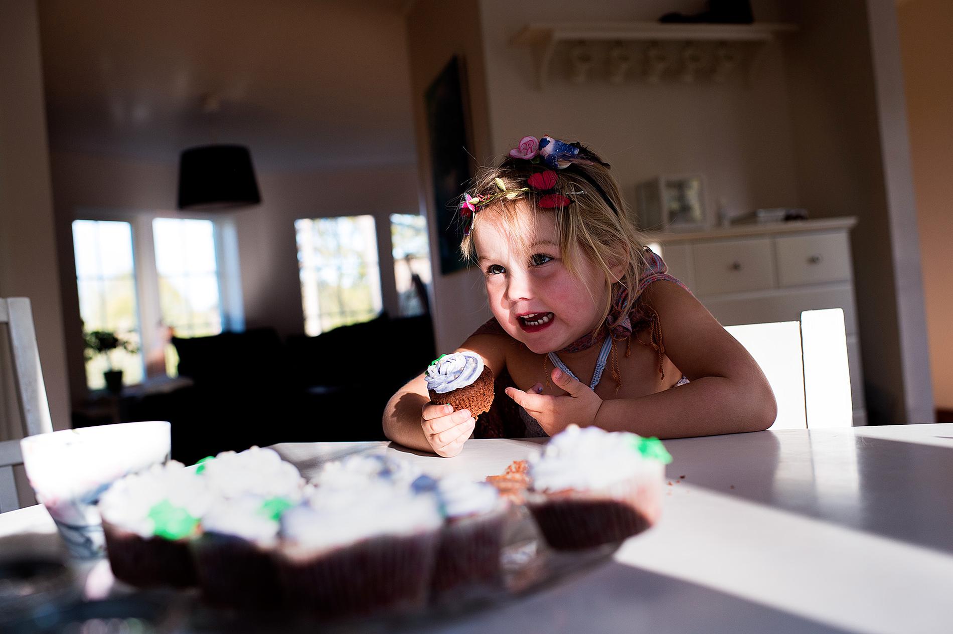 I dag har Vilma hunnit fylla fem och kan själv förklara att hon drabbades av hjärnblödning i bilolyckan. När Svenska Hjältar träffade familjen hemma i Bålsta ville hon dock hellre käka cupcakes än snacka.
