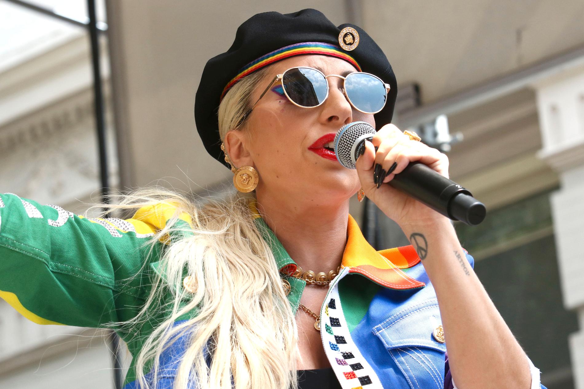 Lady Gaga var kurator för evenemanget och en av många artister som spred kärlek online.