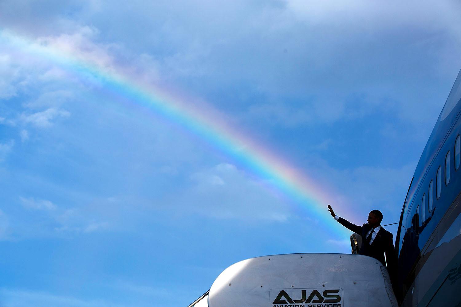 Pete Souzas kommentar:”Ibland så har man bara tur. Så var fallet då en regn­båge dök upp precis när presidentens helikopter an­lände till flygplatsen i Kingston, Jamaica, där han skulle gå ombord på Air force one för att flyga till Panama.”