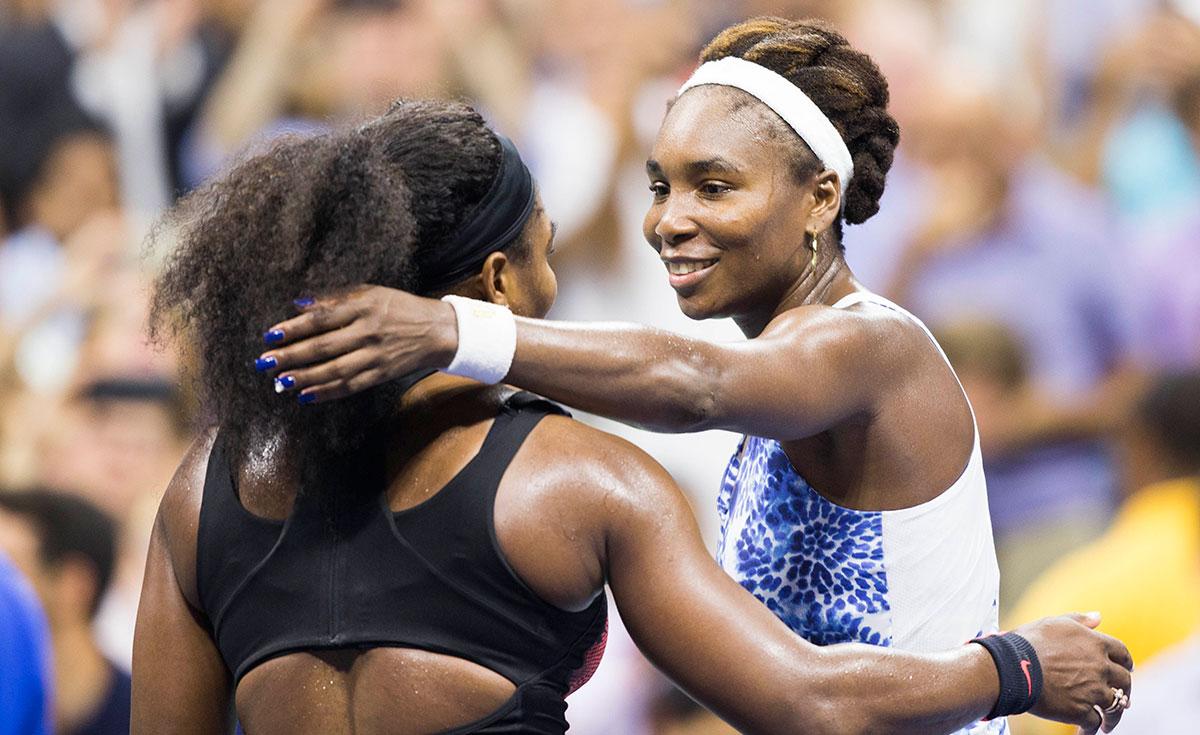 Venus (th) kramar om Serena efter nederlaget.