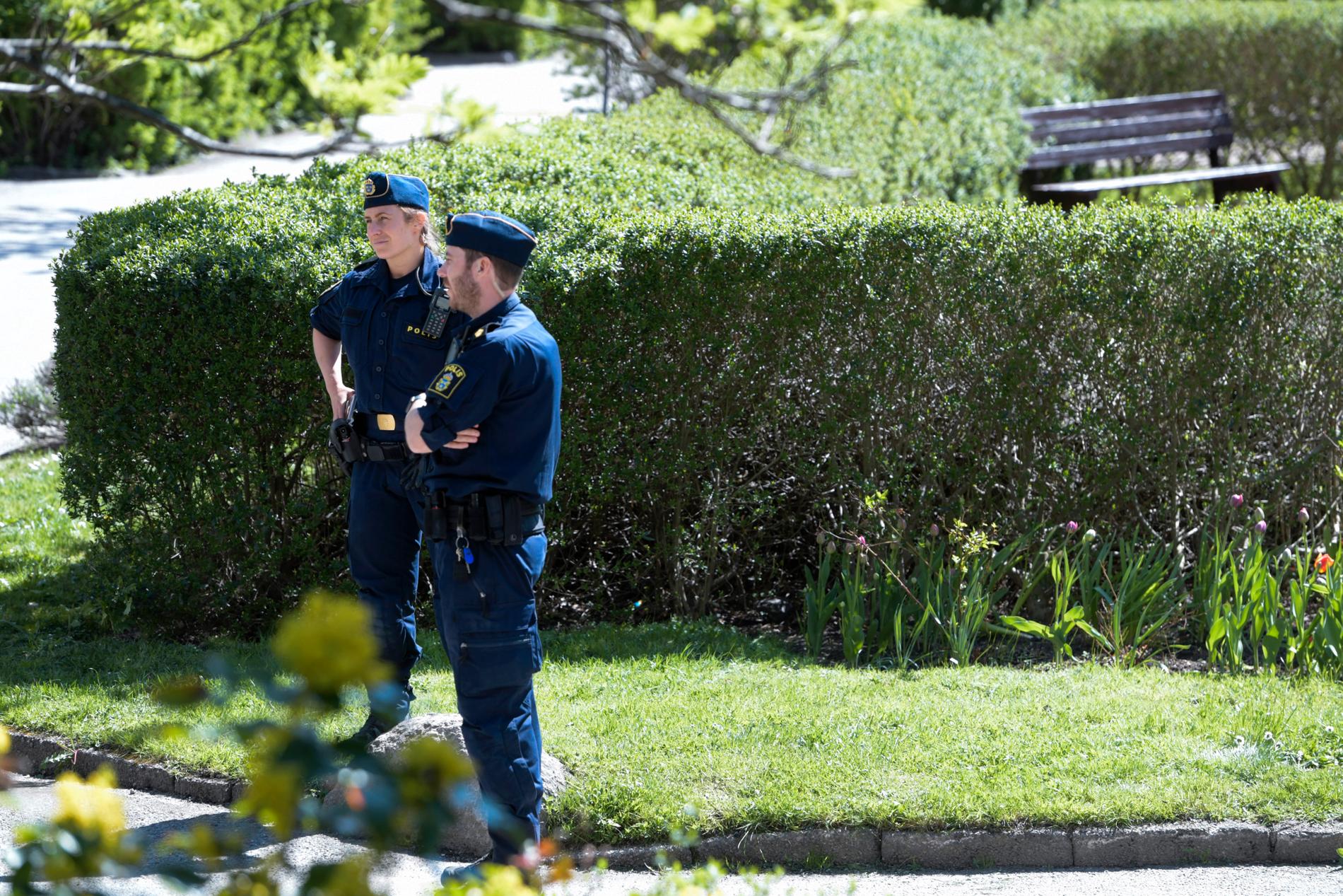 Polis på plats dagen efter skjutningen i Rågsved i södra Stockholm sent.