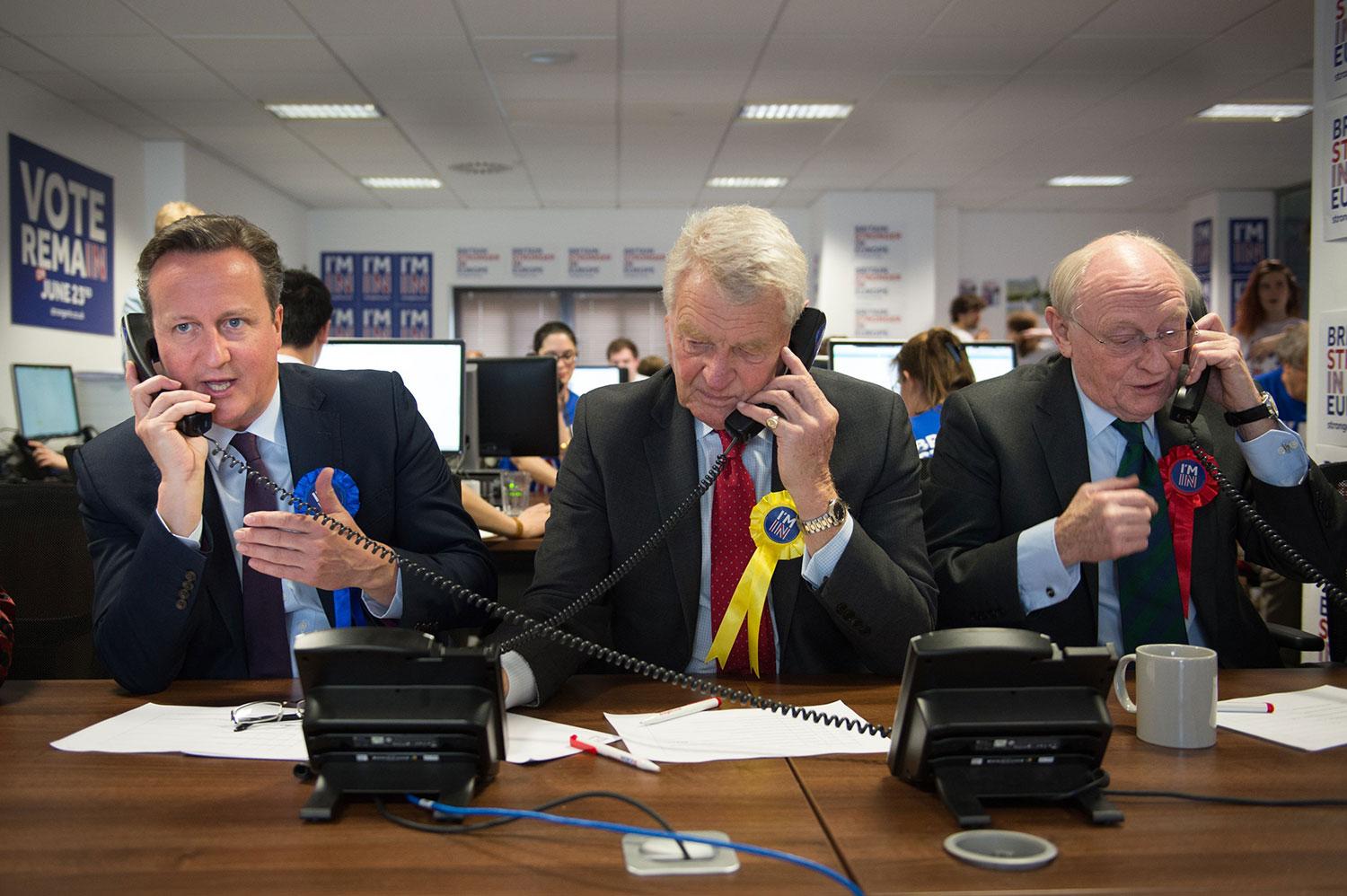 David Cameron, som vill att Storbritannien ska vara kvar i EU, hjälper till att kampanjarbeta.