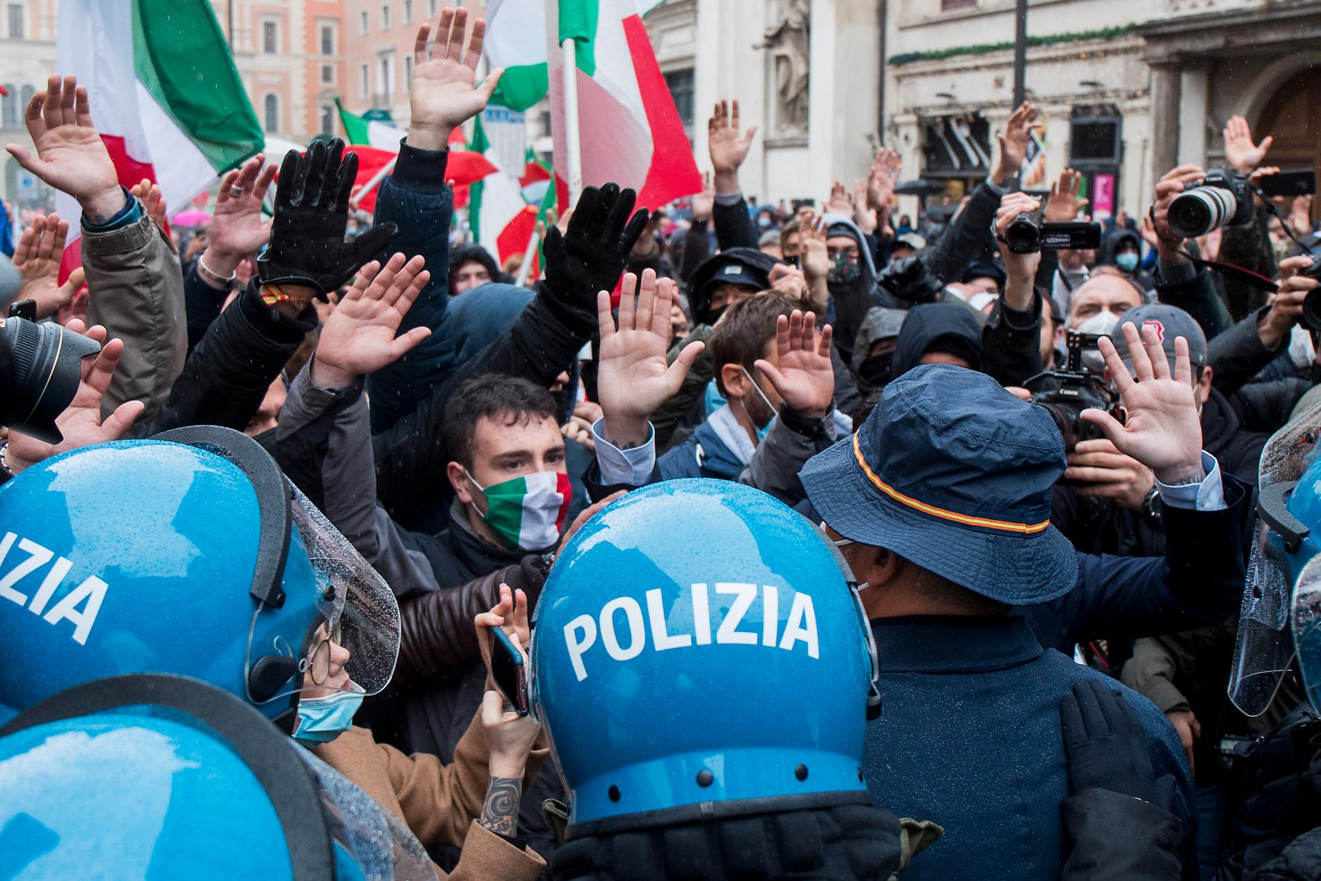 Kravallpolis agerar den 12 april mot demonstranter i Rom som kräver lättnader i de restriktioner som har införts på grund av coronapandemin.