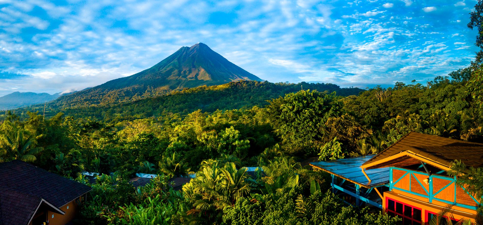 Vulkanen Arenal syns från hotellet. 