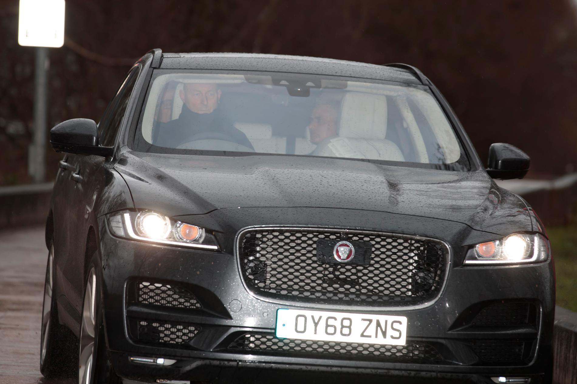 Mourinho fångad på bild i bilen på väg från träningsanläggningen