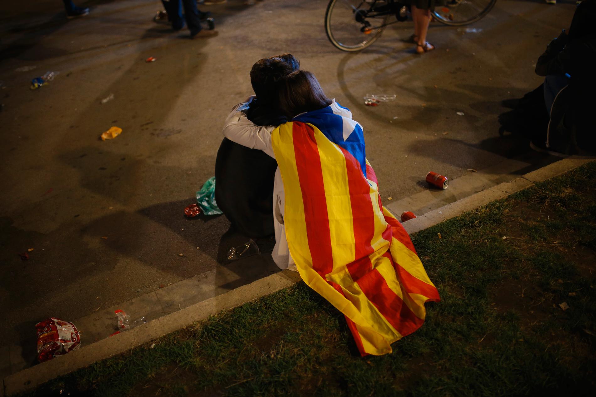 Ett par med en katalansk flagga under en demonstration i Barcelona i tisdags.