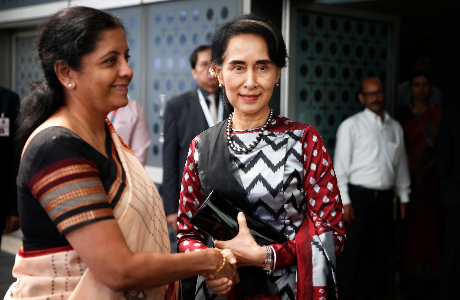 Aung San Suu Kyi till höger i bild.