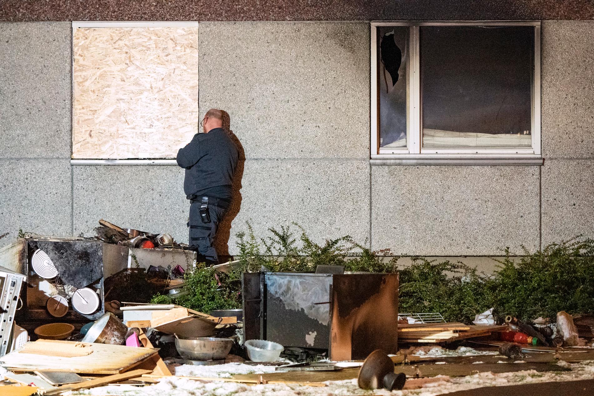 Fönstren sätts igen efter en köksbrand i en lägenhet i Malmö på söndagskvällen.