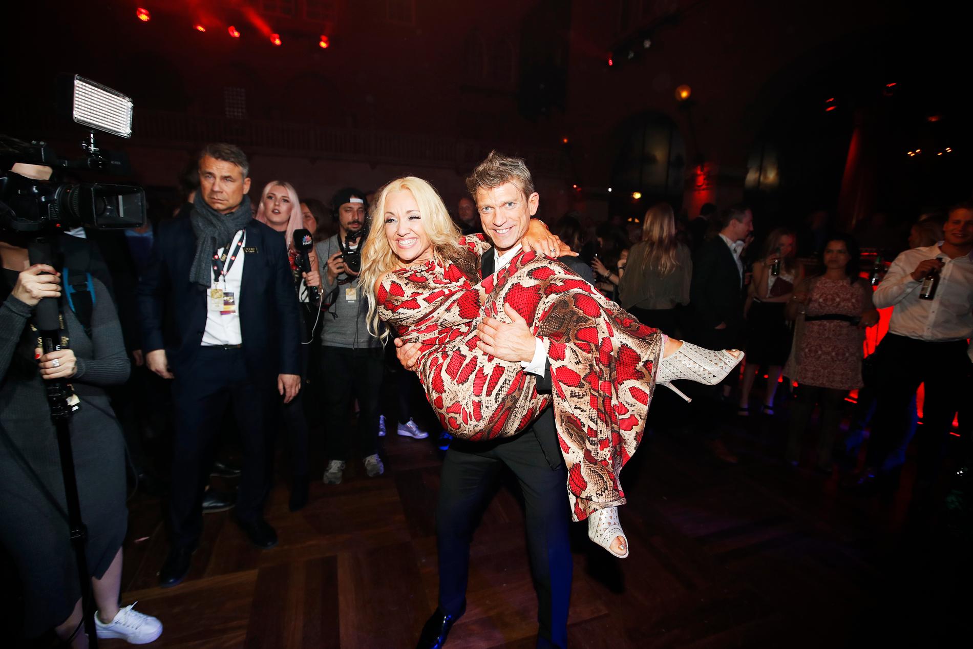 Jesper Blomqvist och Malin Watson firar segern i ”Let’s dance”.