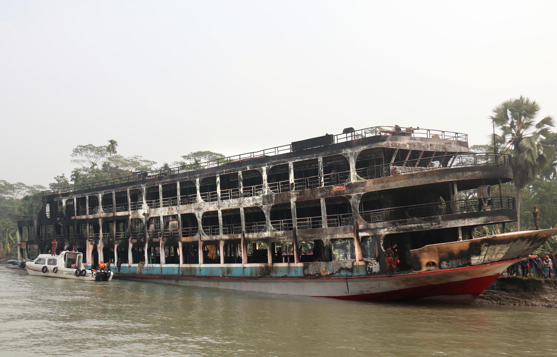 Färjan var på väg från Bangladesh huvudstad Dhaka när den började brinna. 800 passagerare fanns ombord och hittills har 39 rapporterats döda och över 70 skadats.