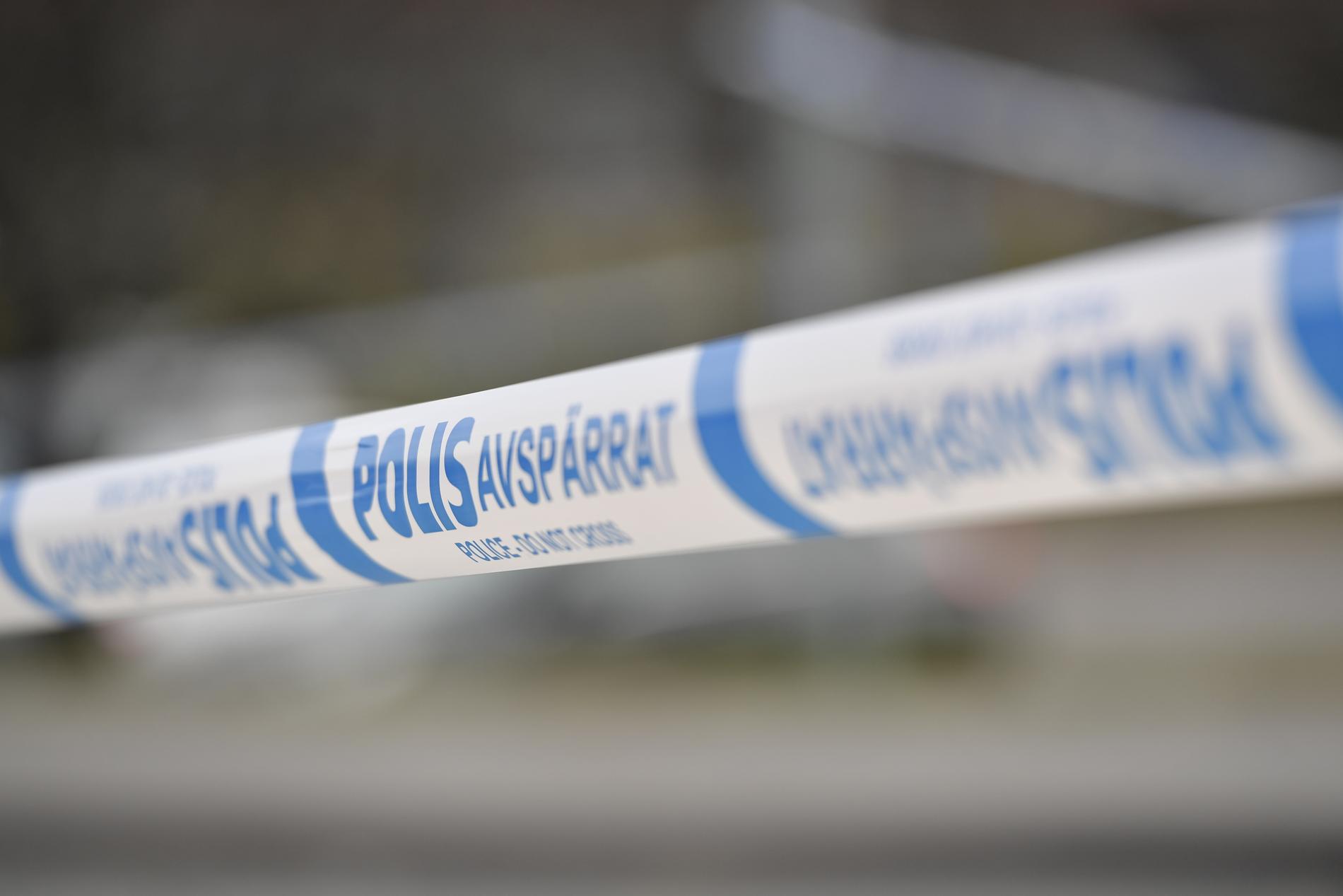 En misstänkt sprängladdning har hittats i Alby i Botkyrka kommun söder om Stockholm.