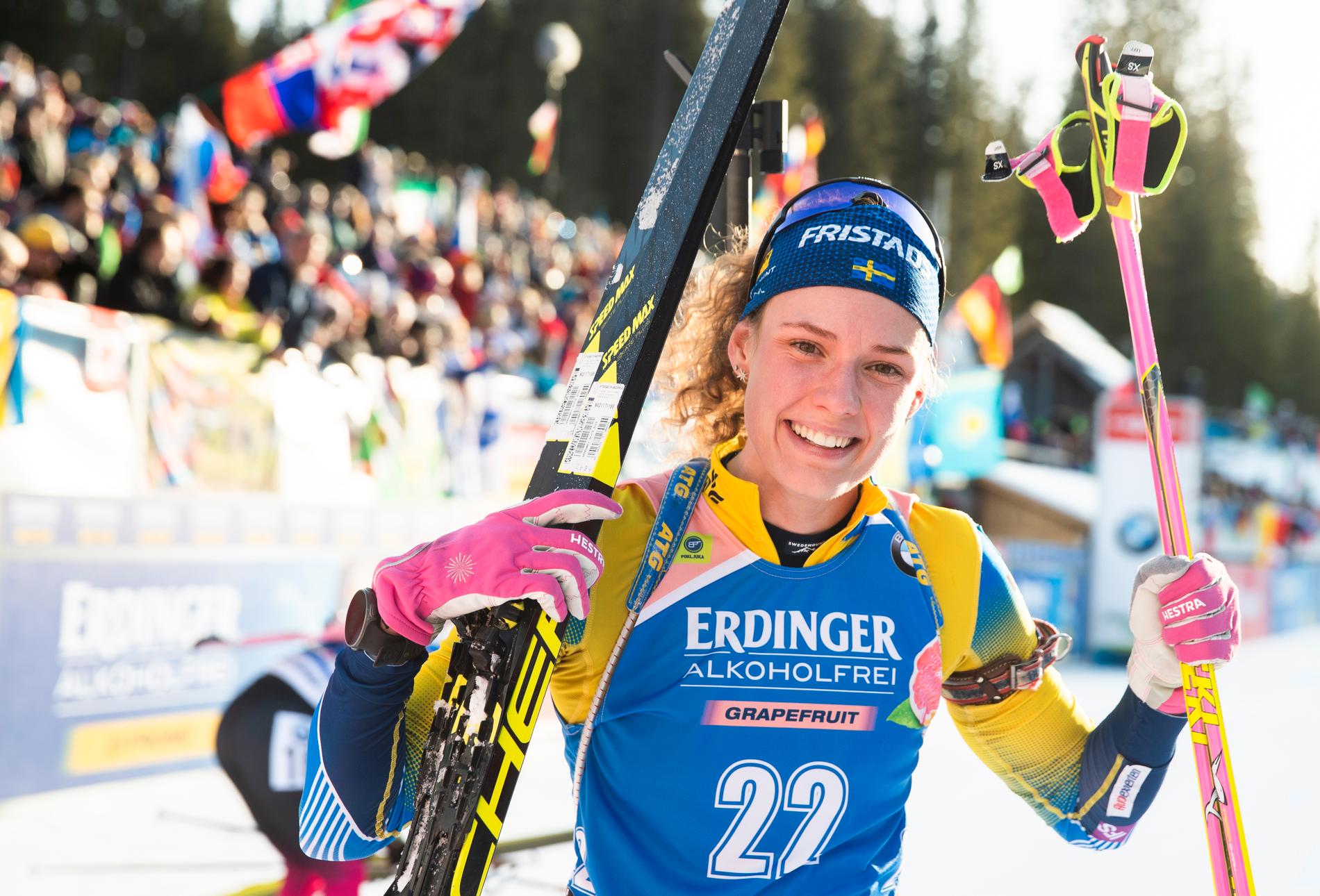 Hanna Öberg var jublande glad efter andraplatsen i distansloppet vid världscuptävlingarna i Pokljuka.