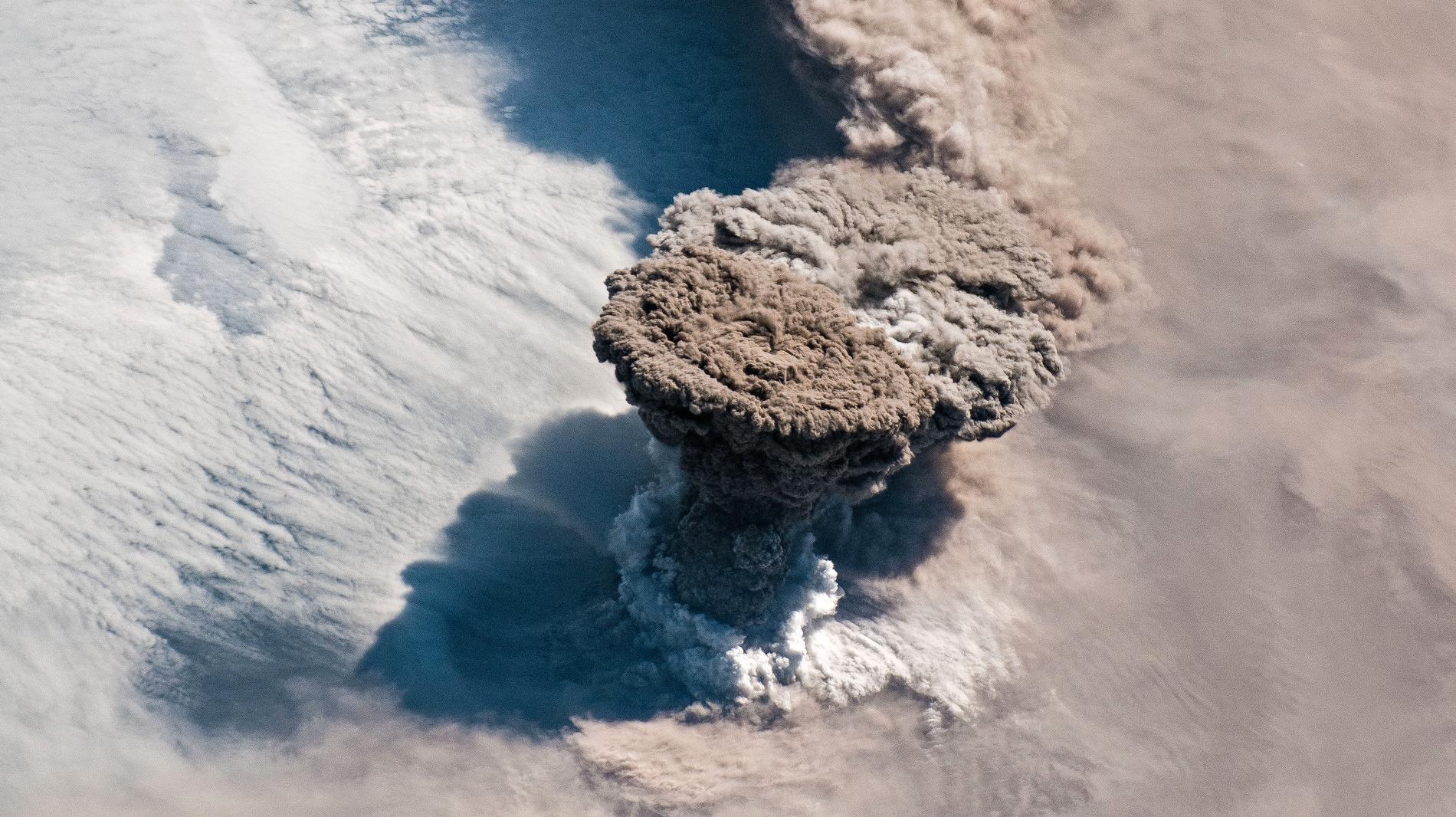 Den 22 juni fick vulkanen Raikoke på den ryska ögruppen Kurilerna ett utbrott. Resultatet blev en rökplym som sträckte sig 17 kilometer upp i stratosfären – och lila solnedgångar.