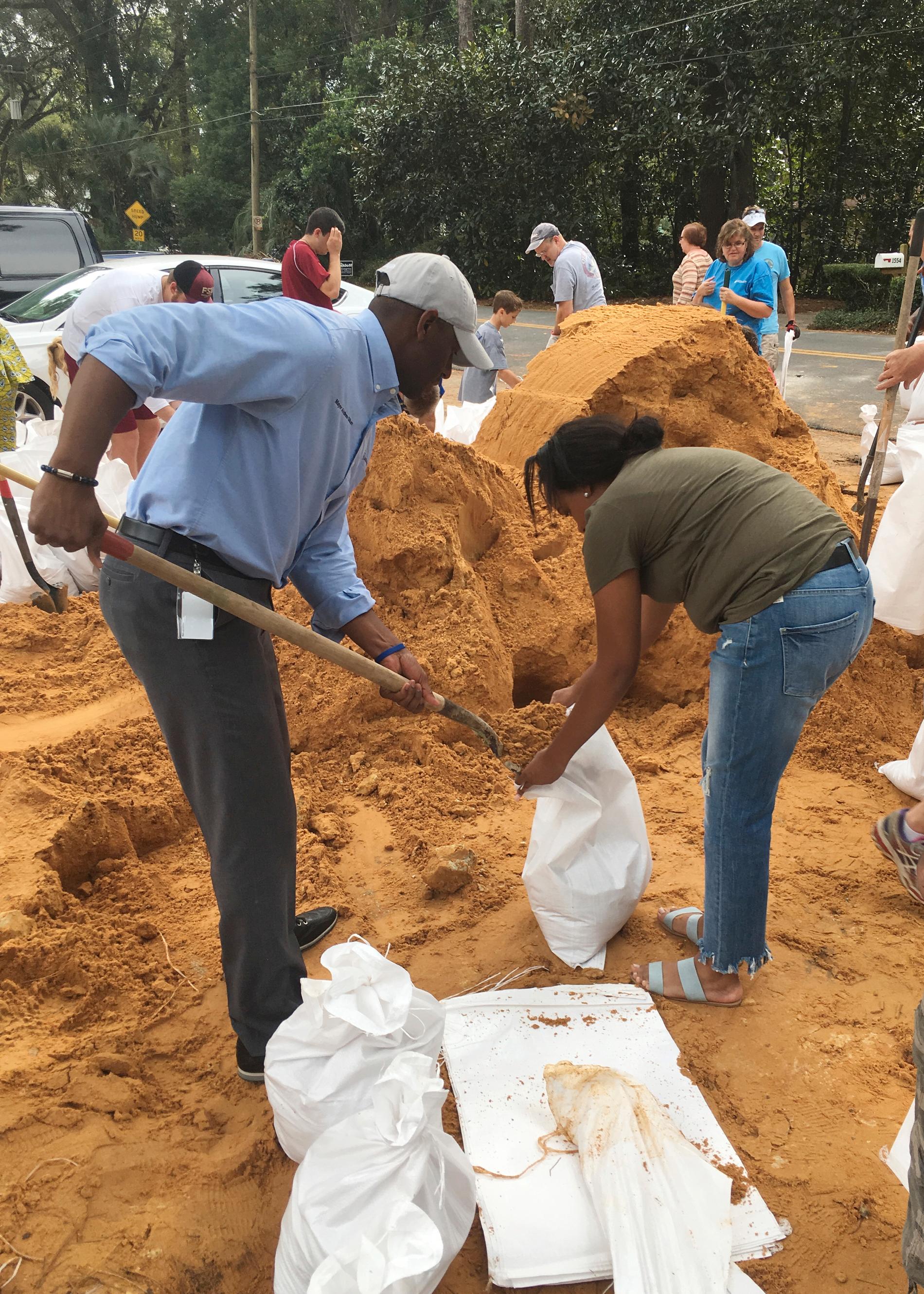 Tallahassee borgmästare Andrew Gillum, till vänster, hjälper till att fylla sandsäckar inför orkanen Michaels ankomst senare i veckan. 
