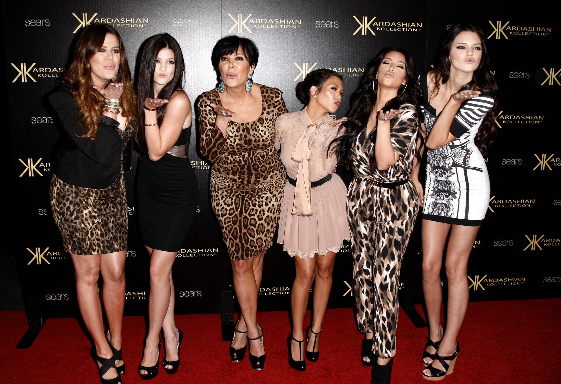 Khloé Kardashian, Kylie Jenner, Kris Jenner, Kourtney Kardashian, Kim Kardashian och Kendall Jenner under lanseringen av ett av familjens klädprojekt 2011.