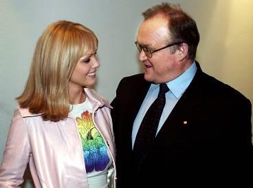BACKSTAGE MED SCORUPCO Göran Persson stötte ihop med skådespelerskan Izabella Scorupco under inspelningen av Söndagsöppet. Tittarna får möta en avspänd statsminister som är snabb i replikerna.