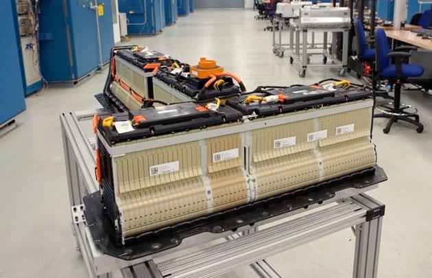 Forskarna har upptäckt att batterierna åldras genom att materialet i elektroderna skadas då batteriet laddas upp. Här ett batteri från Chevrolet Volt.
