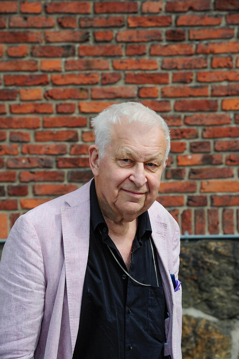 Olof Buckard, satiriker, imitatör, samhällsdebattör, krönikör och författare.