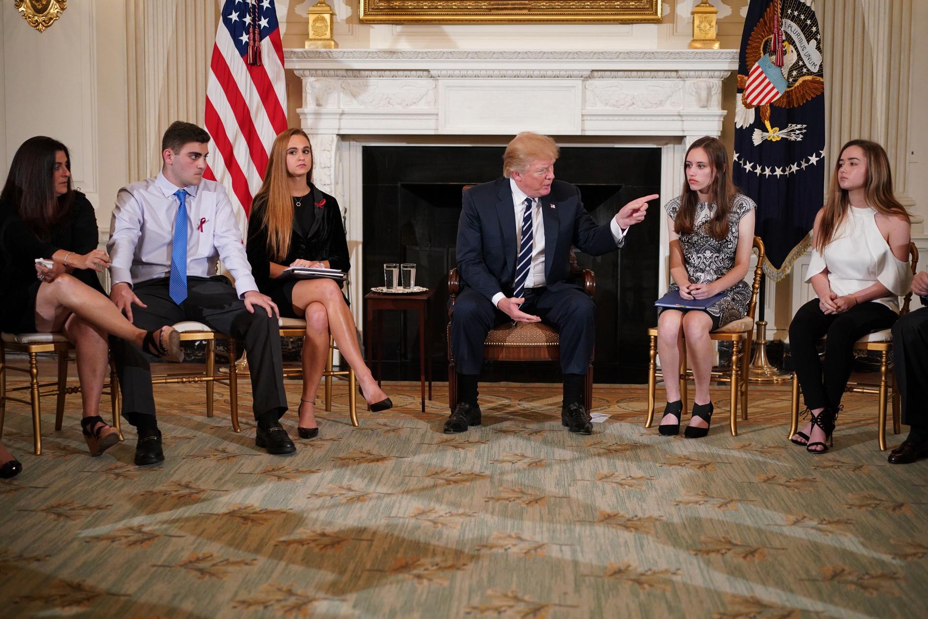 Trump möter ungdomarna i Vita huset. 