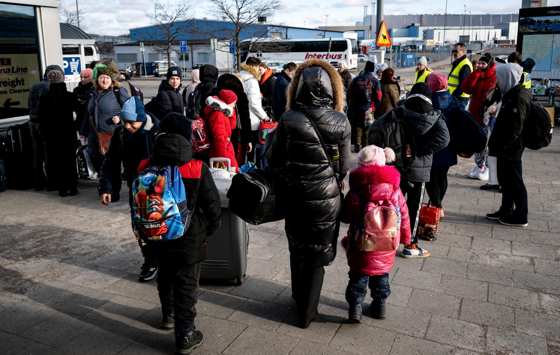 Runt om i landet förbereder kommuner för att barn från Ukraina så snart som möjligt ska erbjudas förskola och skola. Flyktingarna på bilden anlände till Karlskrona på torsdagen.
