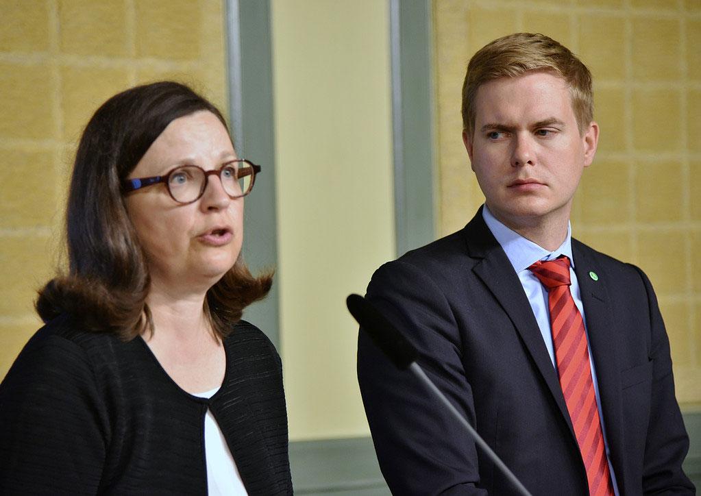 Gymnasieminister Anna Ekström (S) och utbildningsminister Gustav Fridolin (MP).