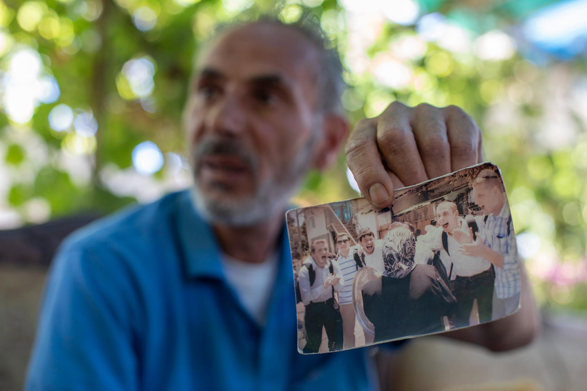 Saleh Diab visar upp ett fotografi från demonstrationer 2009. Redan då kastades flera palestinska familjer ut ur husen i området. 