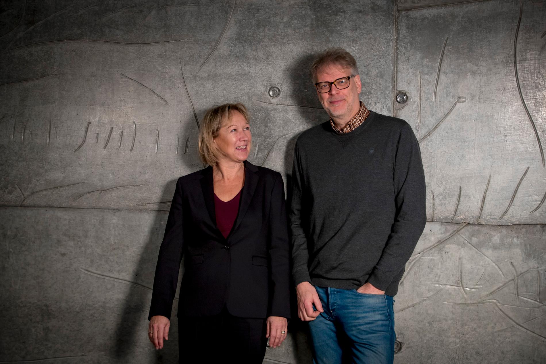 Manusförfattarna Camilla Ahlgren och Hans Rosenfeldt.