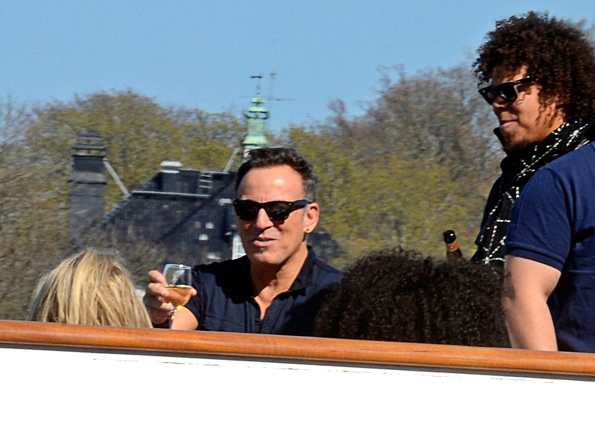 Bruce Springsteen njuter med E Street Band på däck. Till höger saxofonisten Jake Clemons.