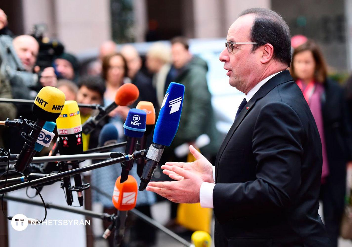 Hollande talar till pressen.