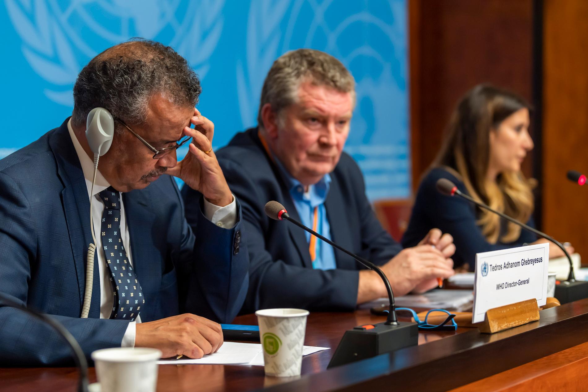 WHO:s generaldirektör Tedros Adhanom Ghebreyesus (till vänster), Michael Ryan, verkställande direktör för WHO:s nödprogram (i mitten) Maria van Kerkhove, som leder den grupp som utreder virusutbrottet vid en presskonferens på onsdagen.