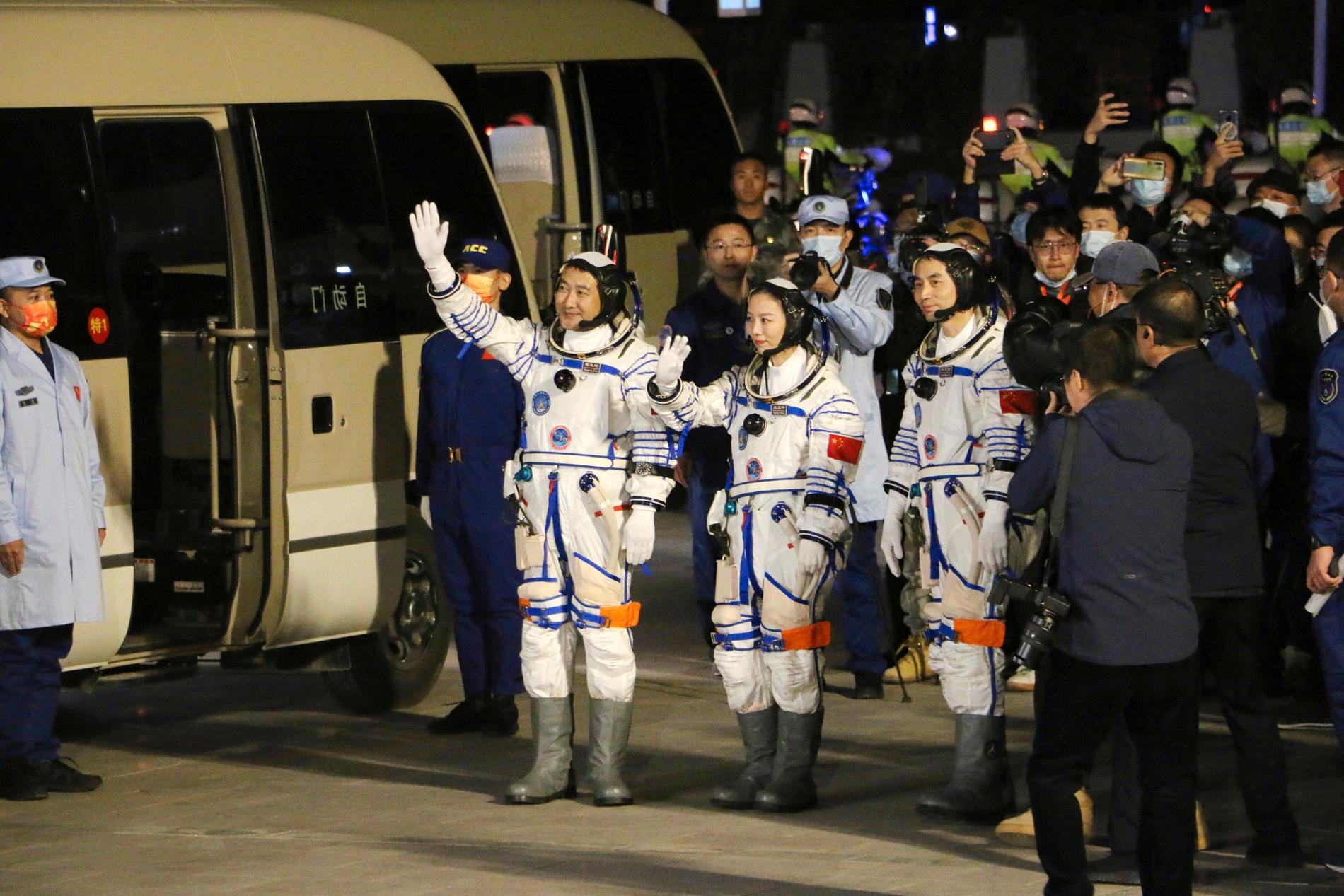 De tre kinesiska rymdfararna Zhai Zhigang, Wang Yaping och Ye Guangfu inför avfärden.