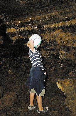 STIG NER I LAVATUNNELN Är du intresserad av vulkanism och Azorernas naturhistoria? São Miguels längsta lavatunnel Gruta do Carvão har öppnat upp portarna för besökare. Denna titt på öns mer otillgängliga delar blir för många en oförglömlig upplevelse.