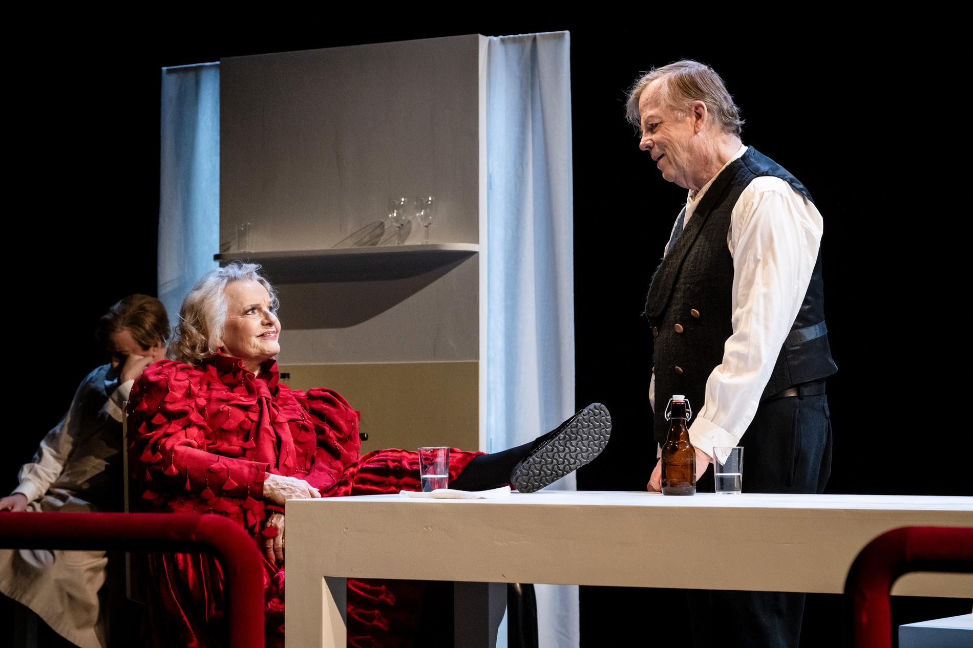 Per Svensson, Marie Göranzon och Krister Henriksson i Marie-Louise Ekmans uppsättning av Strindbergs ”Fröken Julie” på Dramaten.
