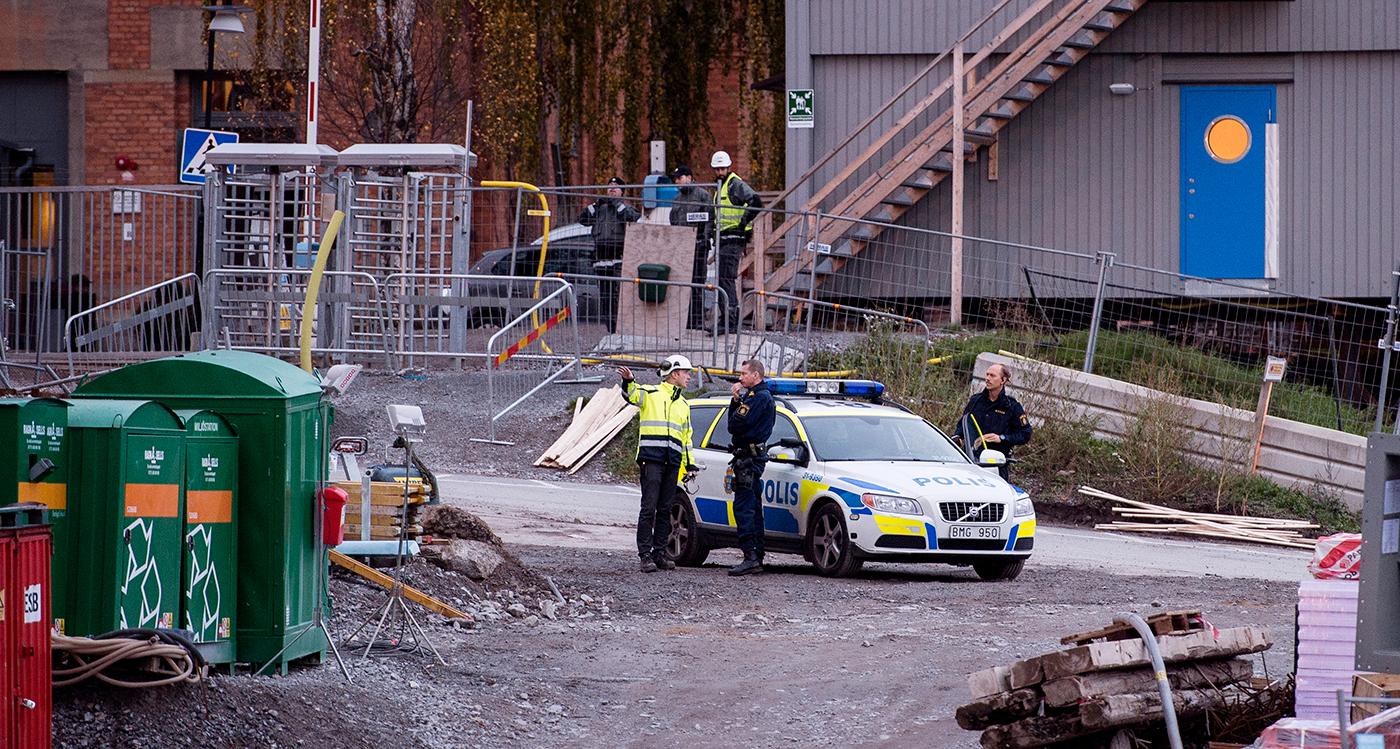 Två personer omkom och en skadades allvarligt vid en arbetsplatsolycka i Hjorthagen för en vecka sedan.