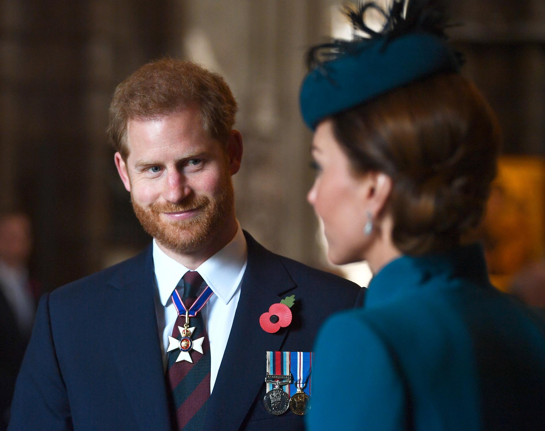 Prins Harry och Kate vid minneshögtiden i Westminster Abbey.