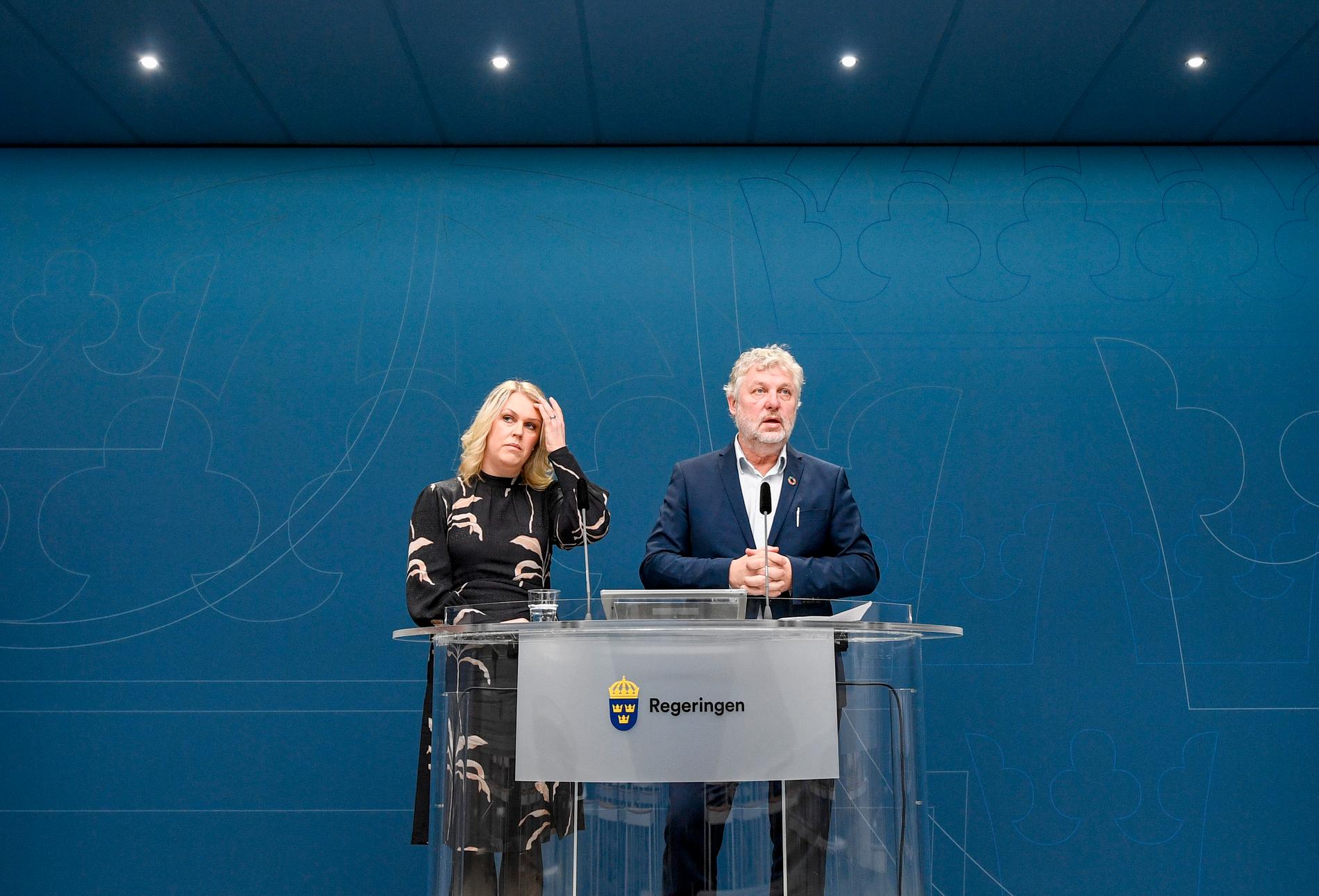 Socialminister Lena Hallengren (S) och minister för internationellt utvecklingsarbete Peter Eriksson (MP) håller pressträff med anledning av coronaviruset.