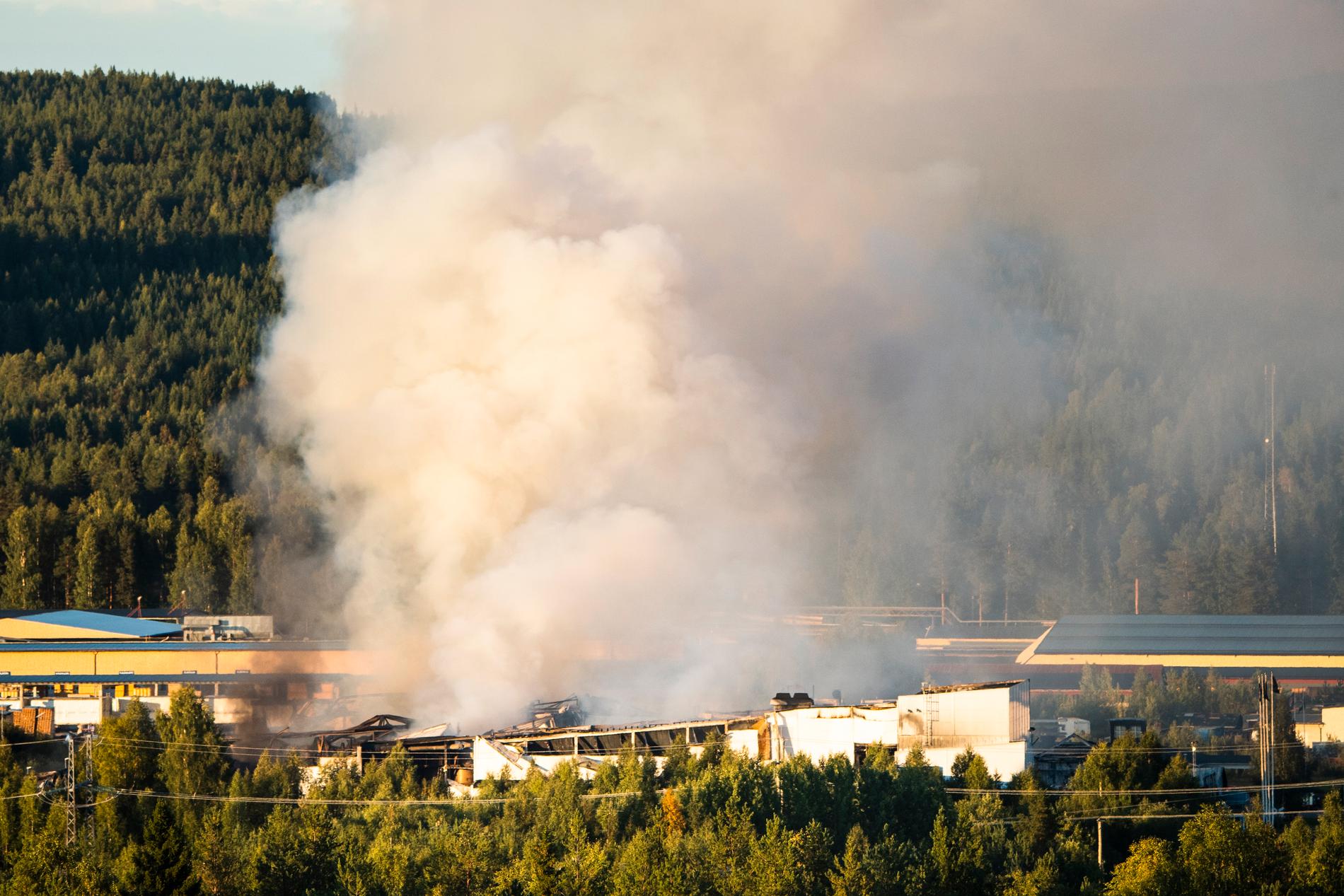 Sent på måndagskvällen bekämpades fortfarande branden i den totalförstörda Polarbrödfabriken i Älvsbyn.