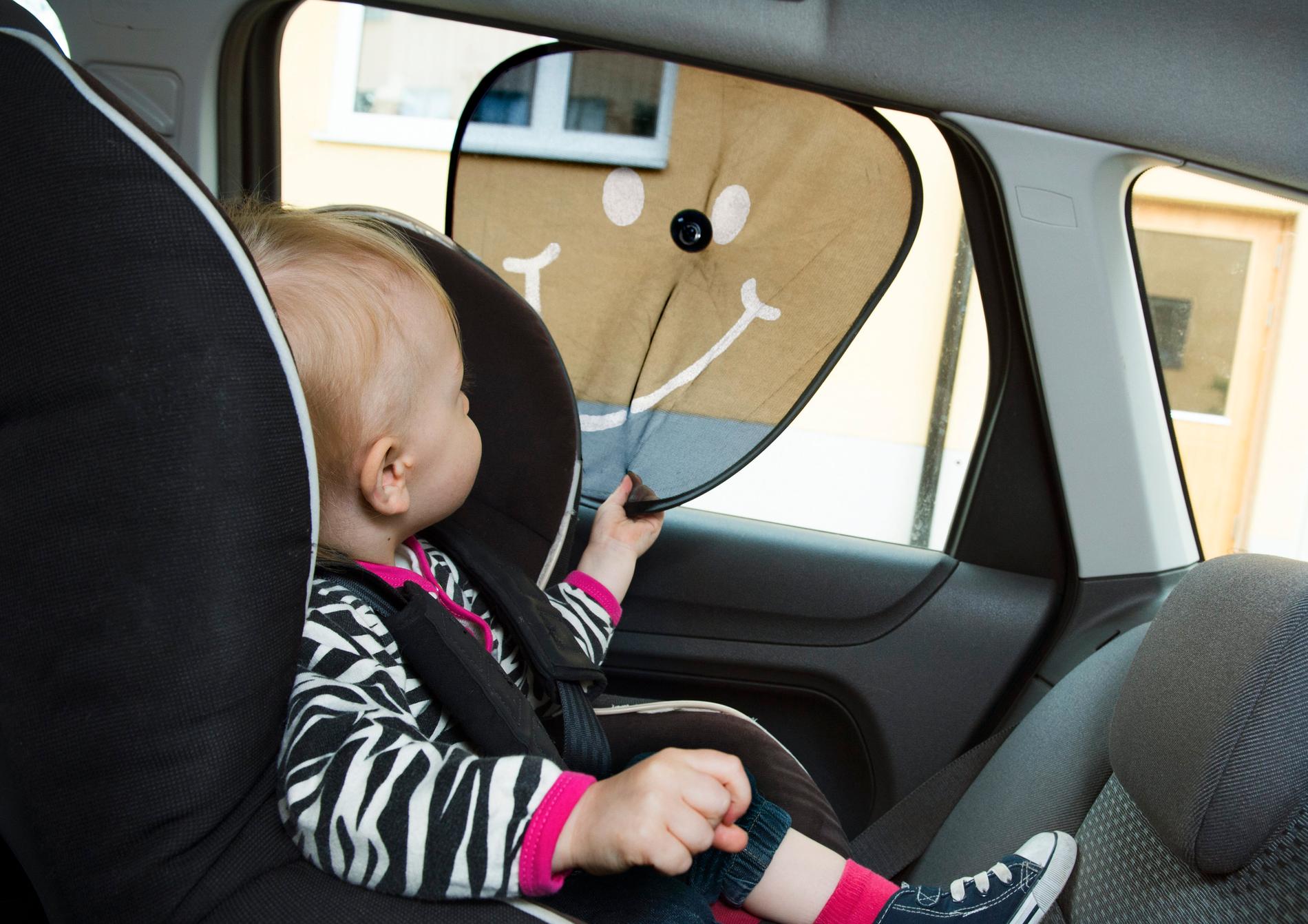 Ett barn råkade låsas in i en bil. Bilden föreställer ett annat barn. Arkivbild.