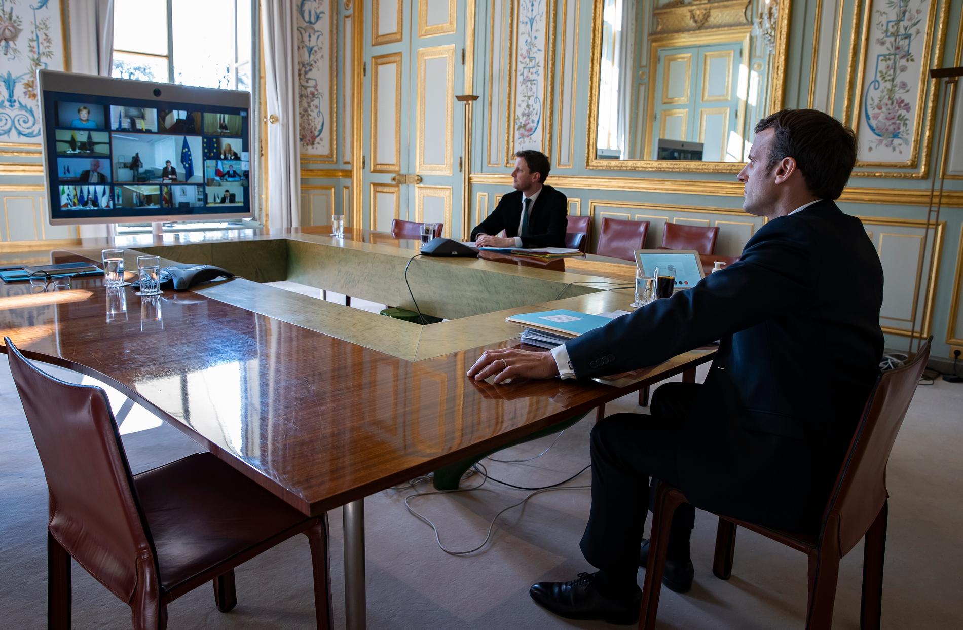 PARIS, FRANKRIKE President Emanuel Macron deltar via videolänk vid Europeiska rådets sammanträde under torsdagen. På dagsordningen för EU-ledarna stod naturligtvis hur smittspridningen ska förhindras i medlemsländerna, samtidigt som de förödande effekterna på ekonomin begränsas.