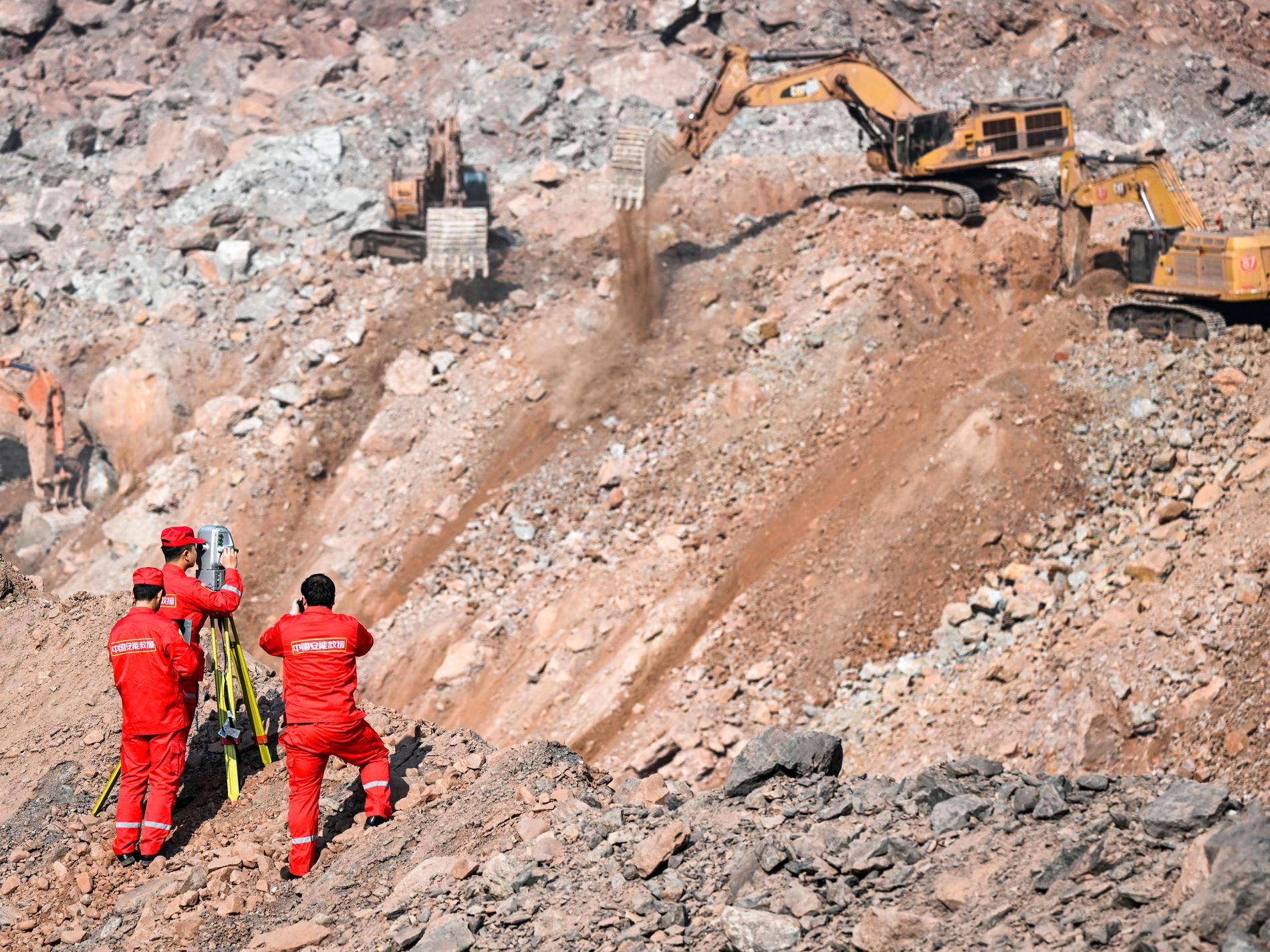 Nästan 50 saknas ännu i rasad bergtäkt