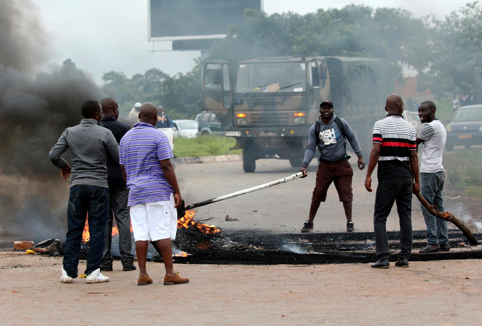 Protester från demonstrationer mot höjda bensinpriser i Zimbabwe i mitten av januari.