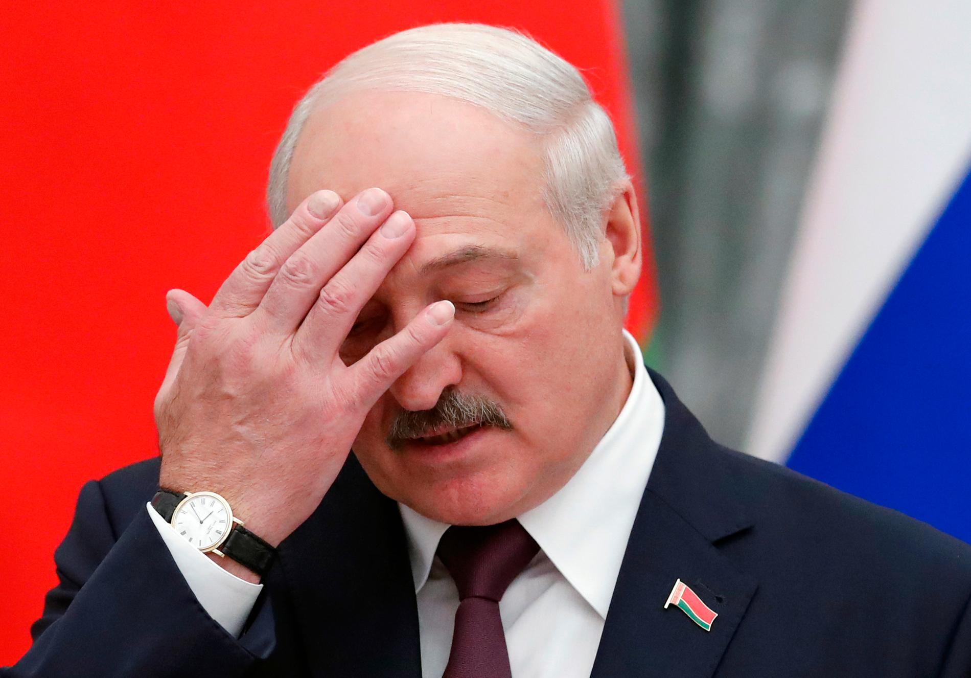 Belarusiske presidenten Aleksandr Lukasjenko säger sig inte kunna sova av oro för migranterna som sitter fast vid gränsen till Polen.