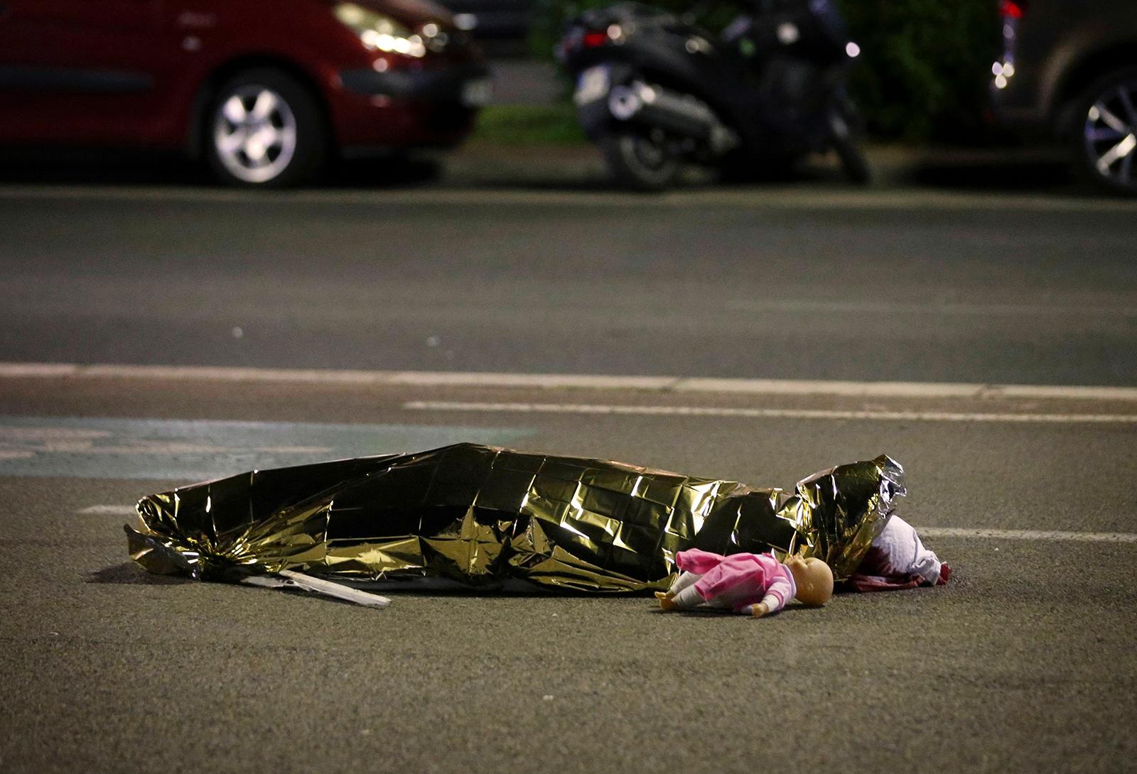 En hjärtskärande bild från attacken som flera av de stora medierna publicerat efter attacken. Aftonbladet har gjort bedömningen att publicera bilden då offret inte går att identifiera.