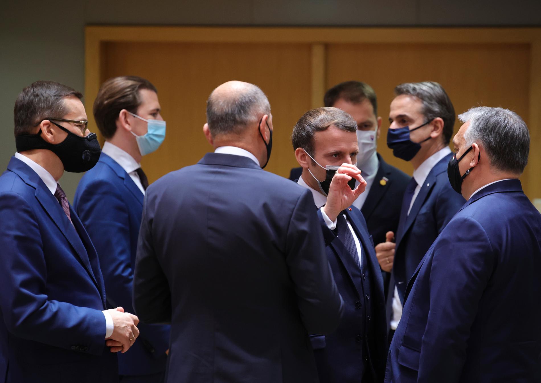 Macron i samspråk med Ungerns premiärminister Viktor Orbán. Omkring dem står bland andra Polens premiärminister Mateusz Morawiecki och Österrikes förbundskansler Sebastian Kurz.