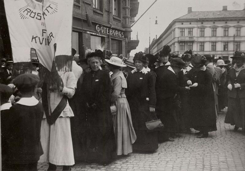 Ett demonstrationståg för kvinnorösträtten i Göteborg i juni 1918.