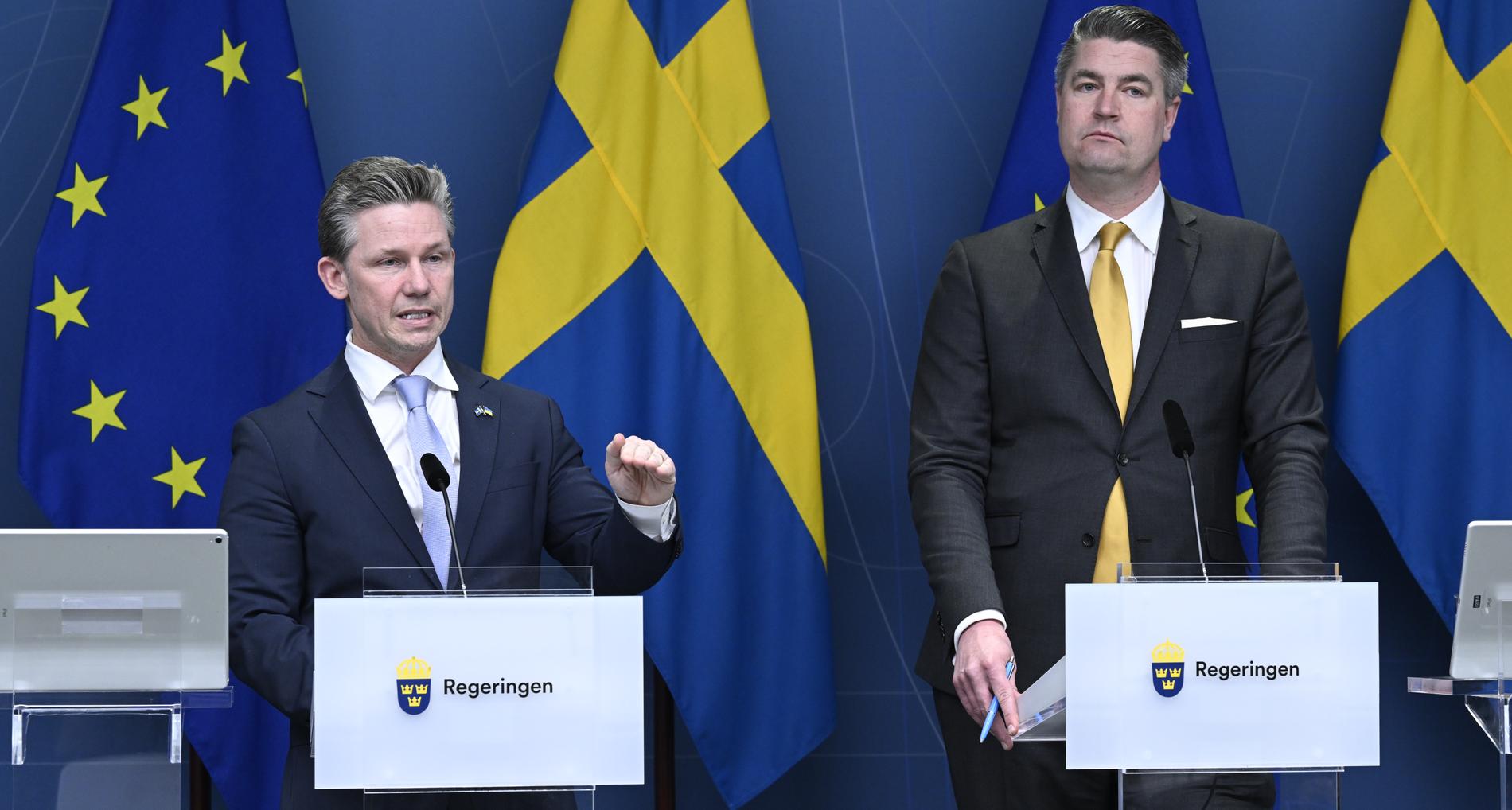 Försvarsminister Pål Jonson (M) tillsammans med Oscar Sjöstedt (SD) under onsdagens pressträff.