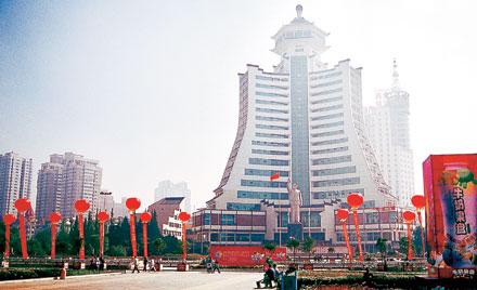 Folkets torg i Guiyang gick, liksom hela Kina, genom en förvandling på några få år. 1999 dominerades torget av Mao Zedong-statyn, men sju år senare hade han fått konkurrens av köpcenter och grönområden.