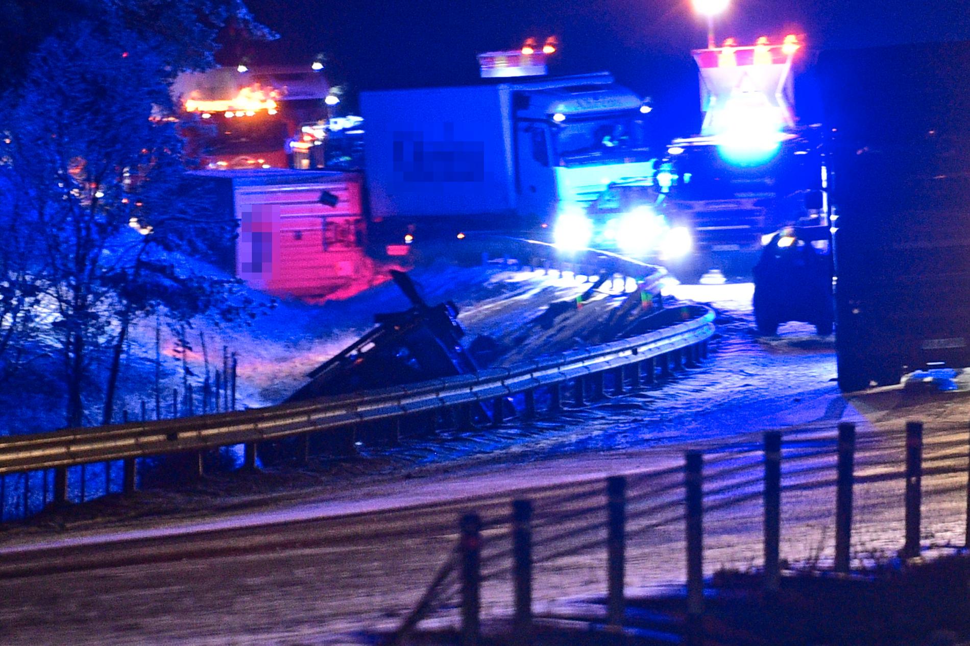 En lastbild ligger i diket på E4 mellan Nyköping och Tystberga. Flera stora olyckor inträffade på sträcken under torsdagskvällen.