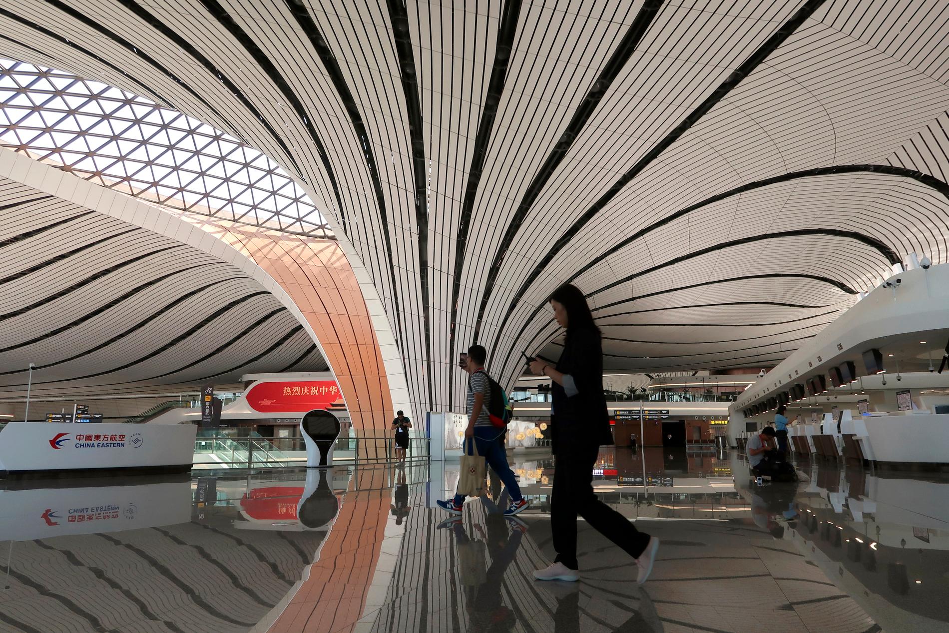 Journalister visas runt på Pekings nya flygplats.