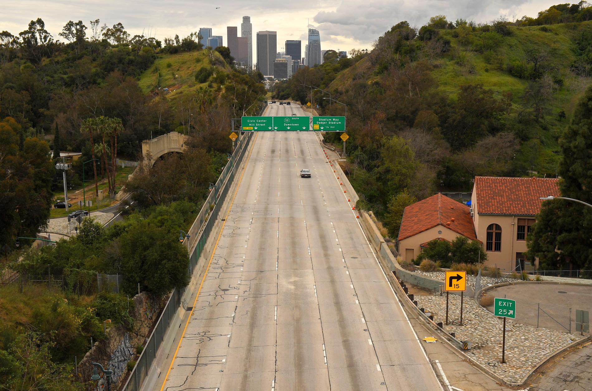 LOS ANGELES, USA Trots rusningstid låg 110 Harbor Freeway, som leder in mot centrala Los Angeles, nästan öde under lördagen. 